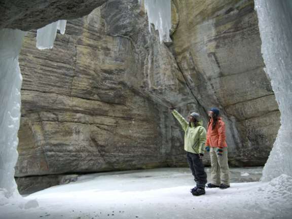 Maligne-Canyon-Ice-Walk